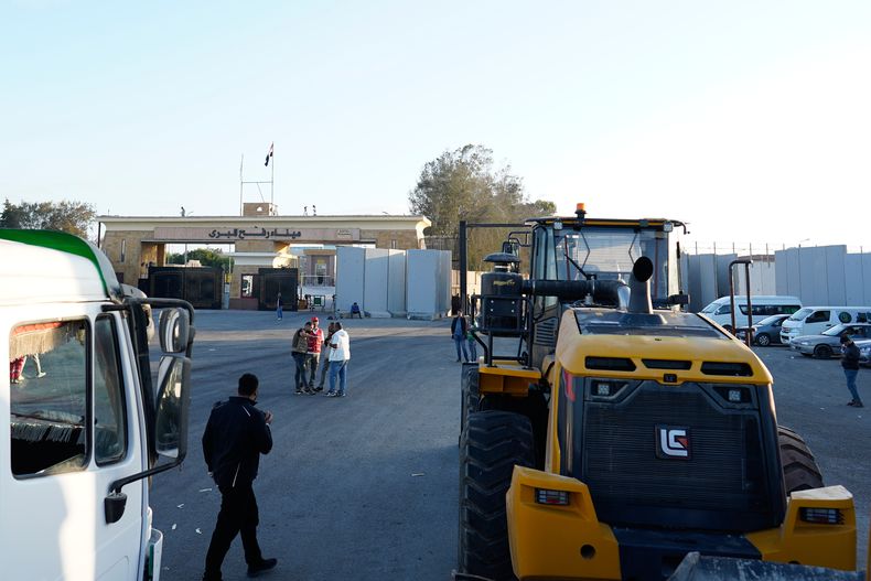 Bulldozers entran por la puerta egipcia del cruce de Rafah, antes de ser inspeccionados por autoridades israelíes antes de entrar en la Franja de Gaza, tras un acuerdo entre Israel y Hamás sobre un cese el fuego, el domingo 26 de octubre de 2025. (AP Foto/Mohamed Arafat)