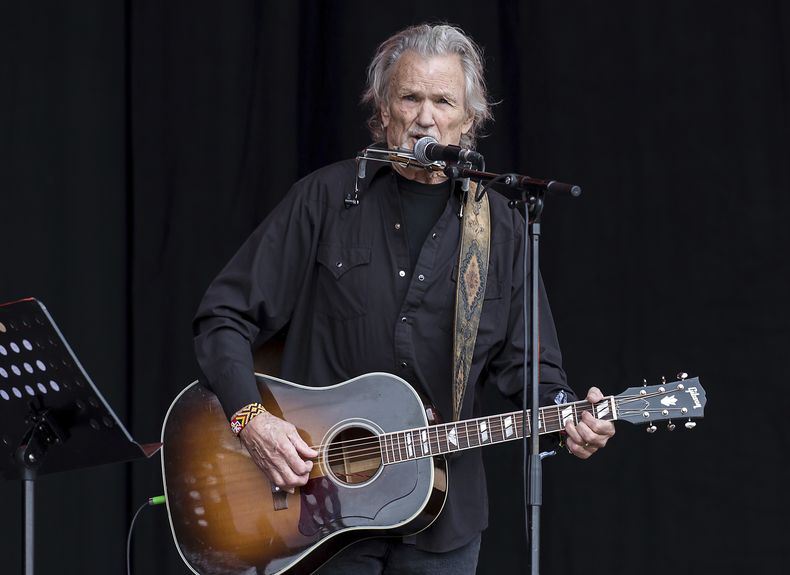 ARCHIVO - El músico Kris Kristofferson canta en el festival de música de Glastonbury en la granja Worthy Farm, el 23 de junio de 2017, en Somerset, Inglaterra. (Foto de Grant Pollard/Invision/AP, archivo)