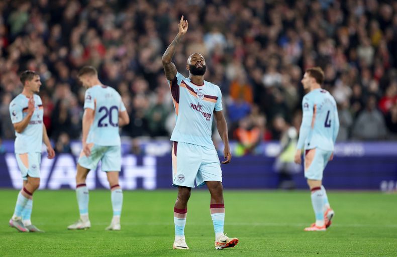 Igor Thiago de Brentford celebra un gol durante el partido de fútbol de la Liga Premier inglesa entre West Ham United y Brentford en el London Stadium, Londres, el lunes 20 de octubre de 2025. (Steven Paston/PA vía AP)
