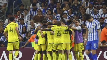 Los jugadores del Crew de Columbus felicitan al uruguayo Diego Rossi, tras un gol ante Monterrey en la vuelta de las semifinales de la Copa de Campeones de la CONCACAF, el miércoles 1 de mayo de 2024 (AP Foto/Alberto López)