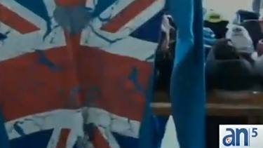 americateve | Regresa la paranoia del diversionismo ideológico a cuba. Al régimen le alarma nuevamente el uso entre los jóvenes de ropas y símbolos de otros países como Estados Unidos.