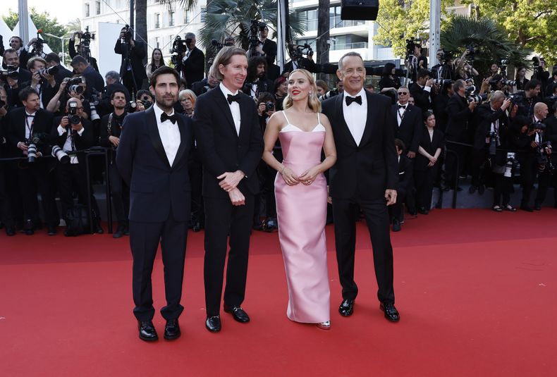 Jason Schwartzman, de izquierda a derecha, el director Wes Anderson, Scarlett Johansson y Tom Hanks posan a su llegada al estreno de la película Asteroid City en la 76a edición del festival internacional de cine de Cannes, en el sur de Francia, el martes 23 de mayo de 2023. (Foto Joel C Ryan/Invision/AP)