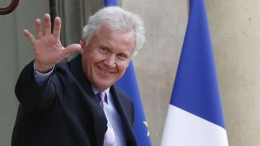 americateve | El presidente de la compa&ntilde;&iacute;a General Electric Jeffrey R. Immelt sale del palacio del El&iacute;seo tras reunirse con el presidente franc&eacute;s Francois Hollande en Par&iacute;s el lunes 28 de abril de 2014. El presidente franc&eacute;s si