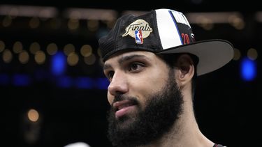 Caleb Martin, del Heat de Miami, contempla el festejo tras vencer a los Celtics de Boston en la final de la Conferencia Este, el lunes 29 de mayo de 2023 (AP Foto/Michael Dwyer)