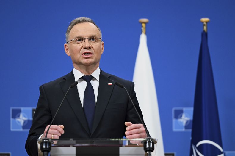 El presidente de Polonia, Andrej Duda, habla durante una conferencia de prensa en la sede de la OTAN en Bruselas el jueves 6 de marzo de 2025. (AP Foto/Harry Nakos)