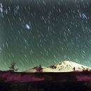 ARCHIVO - La lluvia de meteoritos Leónidas es vista en el cielo sobre el nevado Monte Fuji, la montaña más elevada de Japón, en esta imagen de 7 minutos tomada el 19 de noviembre de 2001. (AP Foto/Itsuo Inouye, archivo)