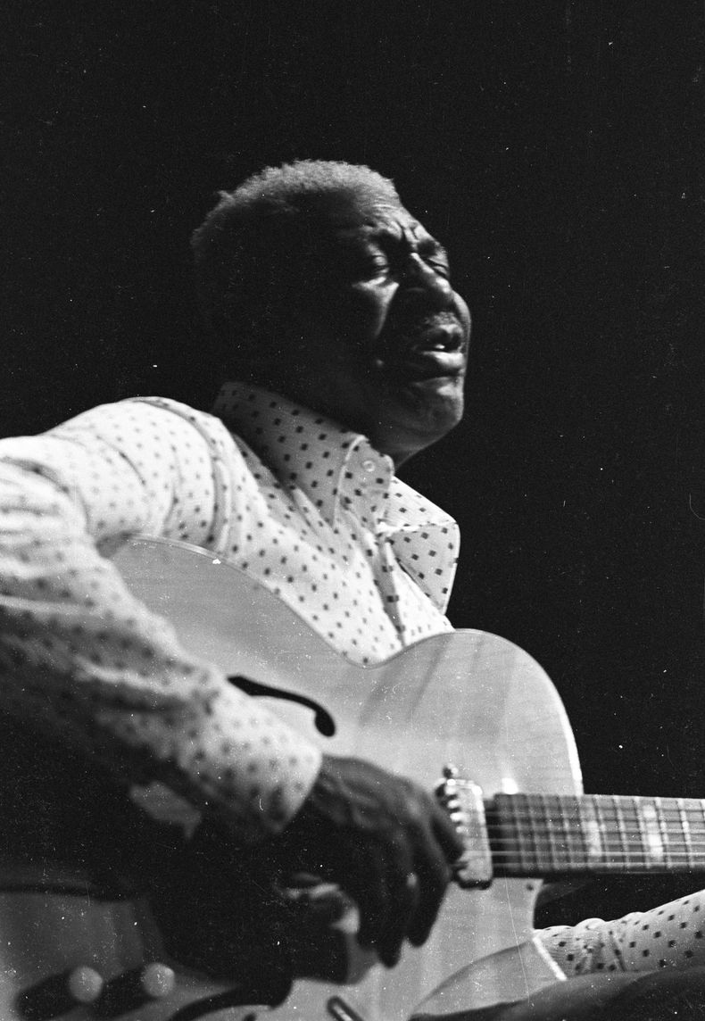 Esta imagen proporcionada por los herederos de Dick Waterman muestra a Arthur Crudup actuando en 1970. Crudup escribió la canción Thats All Right, que Elvis Presley grabó más tarde como su primer sencillo. (Dick Waterman vía AP)