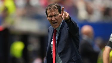El entrenador de la selección de Bélgica Rudi Garcia reacciona durante el encuentro de cuartos de final ante España el viernes 10 de julio del 2026. (AP Foto/Andre Penner)