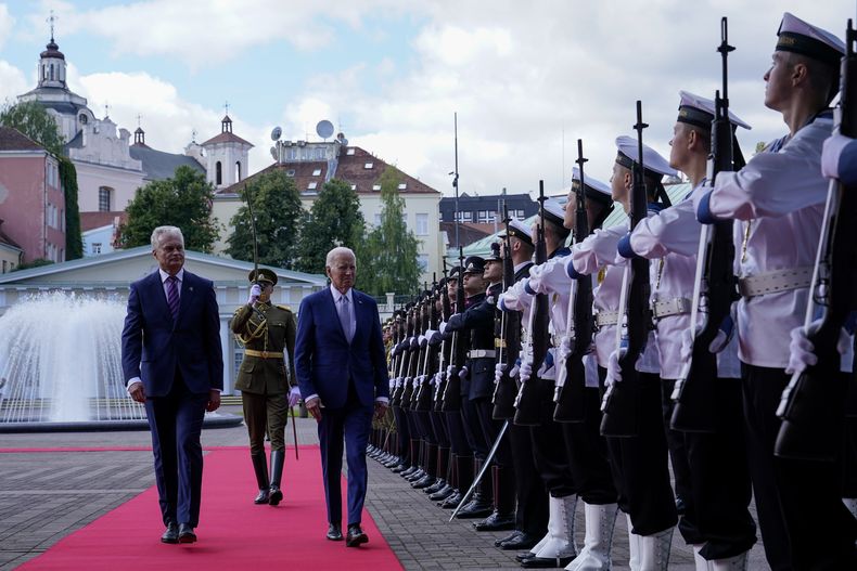 El presidente de Lituania, Gitanas Nauseda, al recibir al presidente estadounidense Joe Biden en Vilna, Lituania, el 11 de julio de 2023. (Foto AP/Susan Walsh)
