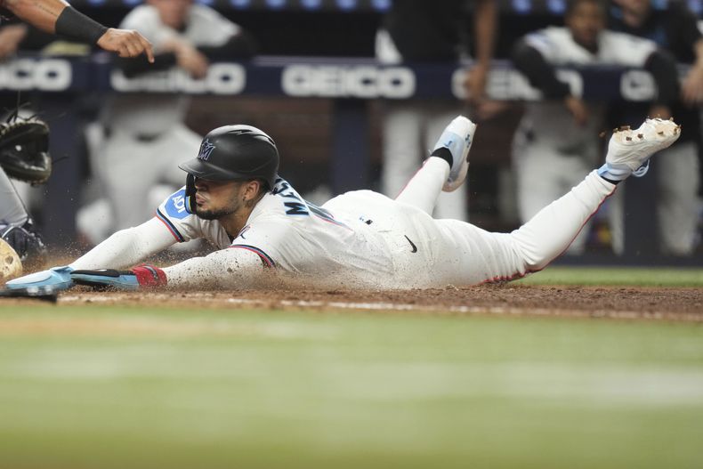El cubano Víctor Mesa Jr., de los Marlins de Miami, anota en un doble de Eric Wagaman durante el octavo episodio del juego ante los Nacionales de Washington, el jueves 11 de septiembre de 2025 (AP Foto/Lynne Sladky)
