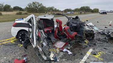 Esta imagen, proporcionada por el Departamento de Seguridad Pública de Texas, muestra un vehículo destrozado luego de un choque, el miércoles 8 de noviembre de 2023, cerca de Batesville, Texas. (Departamento de Seguridad Pública de Texas vía AP)
