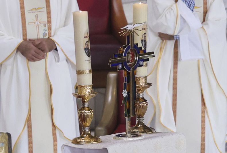 Los restos del sacerdote Moisés Lira durante su ceremonia de beatificación en la Basílica de Nuestra Señora de Guadalupe en la Ciudad de México, el sábado 14 de septiembre de 2024. (Foto AP/Ginnette Riquelme)