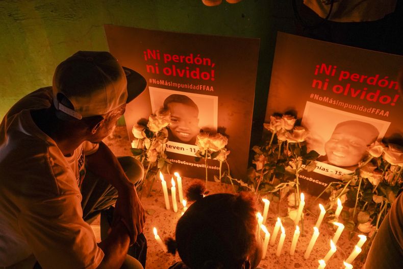 ARCHIVO - Varias personas encienden velas en el lugar en el que desaparecieron cuatro menores, en Guayaquil, Ecuador, el 8 de enero de 2025, casi un mes después de su desaparición. (AP Foto/César Muñoz, Archivo)