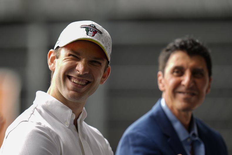 El piloto mexicano Daniel Suárez sonríe junto al director general de la Serie NASCAR México, Jimmy Morales, durante una conferencia de prensa en la capital, el martes 27 de agosto de 2024 (AP Foto/Eduardo Verdugo)