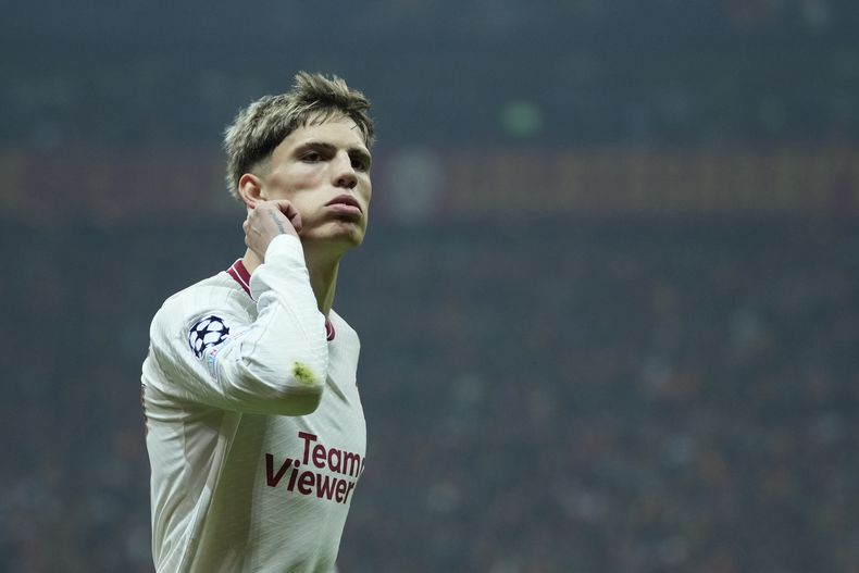 Alejandro Garnacho celebra tras anotar el primer gol del Manchester United en el partido contra Galatasaray en la Liga de Campeones, el miércoles 29 de noviembre de 2023, en Estambul. (AP Foto/Francisco Seco)