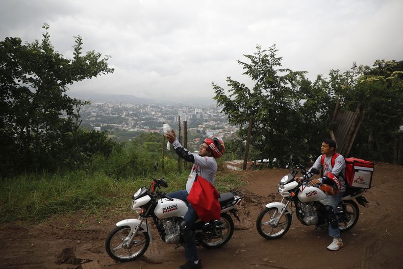 Un trabajador de Médicos Sin Fronteras libera mosquitos criados en laboratorio infectados con una bacteria que interrumpe la transmisión del dengue, en Tegucigalpa, Honduras, el 24 de agosto de 2023. En Honduras, que registra unos 10.000 casos anuales de la enfermedad, el Programa Mundial del Mosquito se ha aliado con MSF para liberar unos nueve millones de mosquitos en seis meses en Tegucigalpa. (AP Foto/Elmer Martínez)