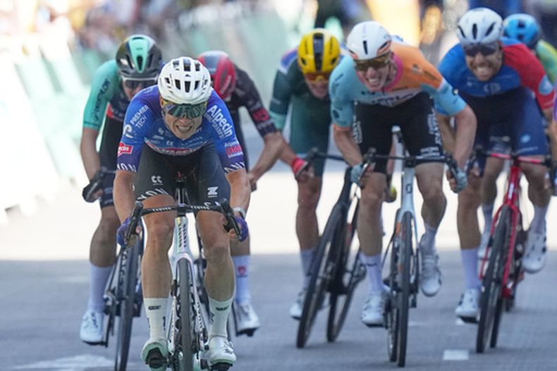 El belga Jasper Philipsen (izquierda) en el sprint final de la 17ma etapa del Tour de Francia, el miércoles 22 de julio de 2026, en Voiron, Francia. (AP Foto/Thibault Camus)
