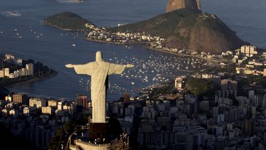 americateve | El Cristo Redentor, en la cima del Corcovado de R&iacute;o de Janeiro en una foto del 30 de mayo de 2011. M&aacute;s de 100 personas se quedaron varadas casi dos horas luego de una visita a este sitio tur&iacute;stico debido a una falla mec&aacute;nica de