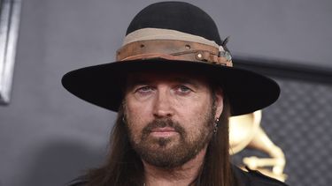 ARCHIVO - Billy Ray Cyrus llega a la 62ª entrega anual de los premios Grammy en Los Ángeles el 1 de enero de 2019. Cyrus y Firerose ahora están divorciados. La disolución de su matrimonio de siete meses fue finalizada el lunes 6 de agosto de 2024 por un juez del condado de Williamson en Tennessee, tres meses después de que Cyrus solicitara el divorcio. (Foto Jordan Strauss/Invision/AP, File)
