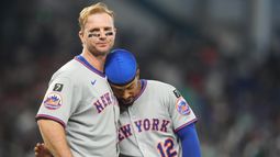 Pete Alonso (izquierda) y Francisco Lindor de los Mets de Nueva York se consuelan en el quinto inning del juego contra los Marlins de Miami, el domingo 28 de septiembre de 2025, en Miami. (AP Foto/Lynne Sladky)