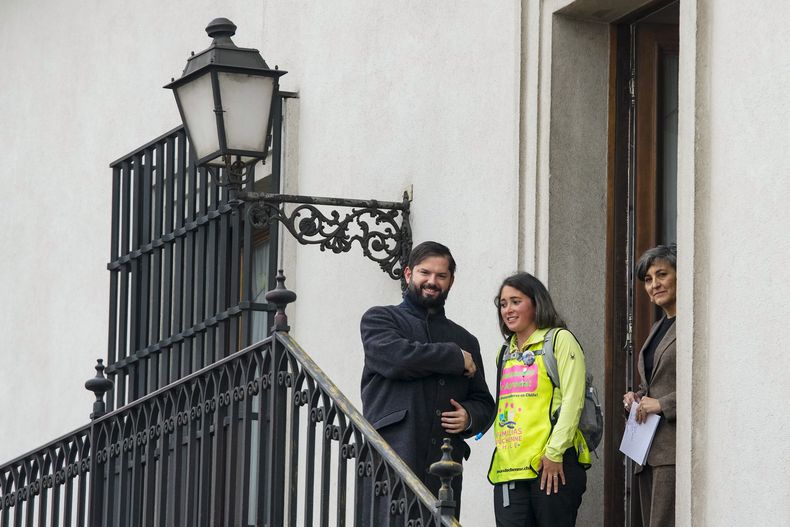 Camila Gómez, madre de Tomás Ross, de 5 años, que padece distrofia muscular de Duchenne, junto al presidente Gabriel Boric después de su reunión en el palacio presidencial de La Moneda, en Santiago, Chile, el miércoles 29 de mayo de 2024. (Foto AP/Esteban Félix)