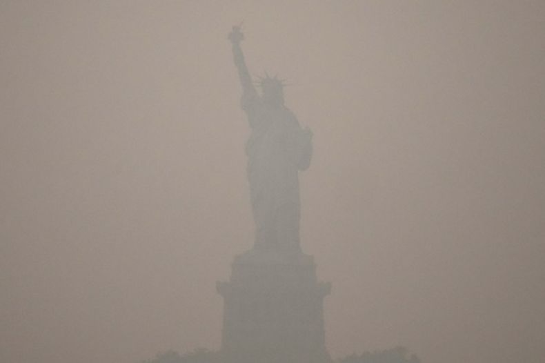 La Estatua de la Libertad cubierta de humo causado por incendios forestales procedentes de Canadá, el jueves 16 de julio de 2026, en Nueva York. (AP Foto/Yuki Iwamura)