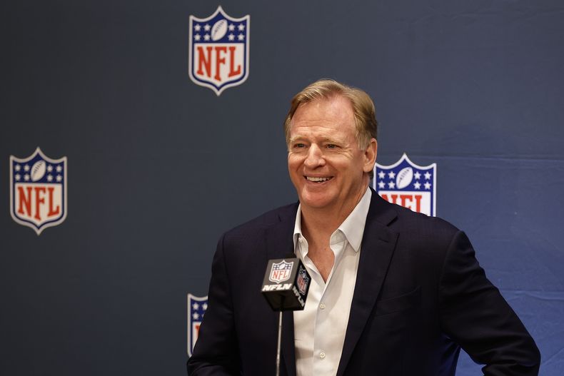 El comisionado de la NFL Roger Goodell habla con los medios durante la reunión de la liga, el miércoles 18 de octubre de 2023, en Nueva York. (AP Foto/Adam Hunger)