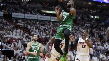 Jaylen Brown (7), de los Celtics de Boston, ataca la canasta sobre Bam Adebayo (13) durante la segunda mitad del Juego 4 de las finales de la Conferencia Este, en los playoffs del baloncesto de la NBA, el martes 23 de mayo de 2023, en Miami. (AP Foto/Wilfredo Lee)