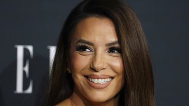 ARCHIVO - Eva Longoria llega a la celebración ELLE Women in Hollywood el martes 19 de noviembre de 2024, en Los Angeles. (Foto Jordan Strauss/Invision/AP)