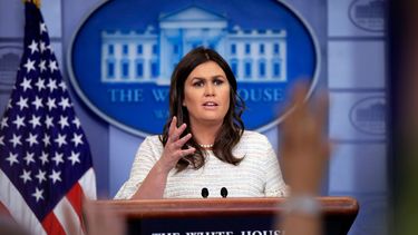 Trump envía tuits sobre conjuras en los retos a su gobierno