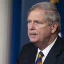 ARCHIVO - El secretario de Agricultura Tom Vilsack sostiene una tarjeta del Programa de Asistencia Nutricional Suplementaria durante una conferencia de prensa en la Casa Blanca, el miércoles 5 de mayo de 2021, en Washington. (AP Foto/Evan Vucci, archivo)