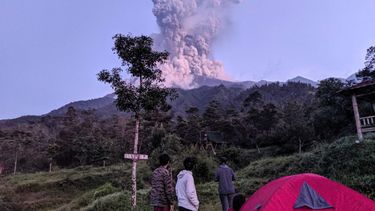 mueren 11 alpinistas tras la erupcion de un volcan en la isla de java
