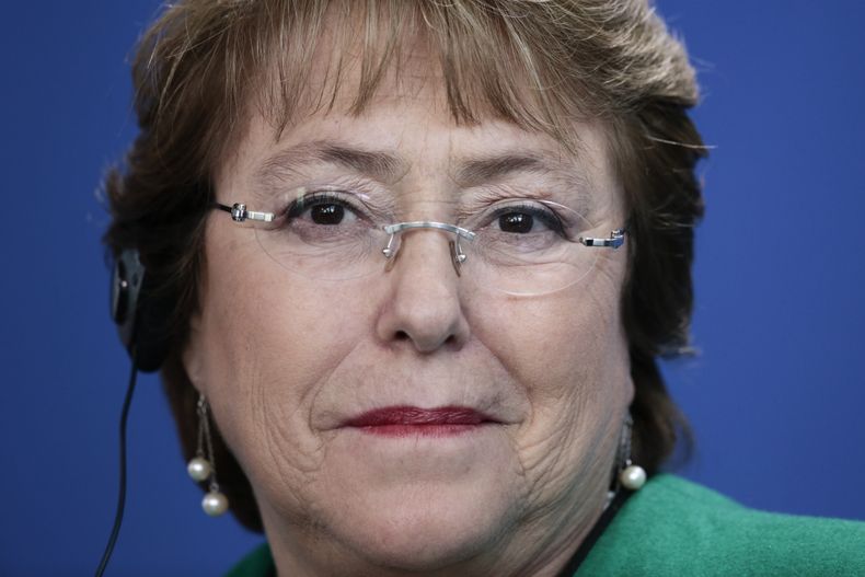 Archivo - En esta fotograf&iacute;a de archivo del 27 de octubre de 2014 se ve a la presidenta de Chile Michelle Bachelet al asistir a una conferencia de prensa conjunta con la canciller alemana en Berl&iacute;n. Bachelet baj&oacute; fuertemente su aproba