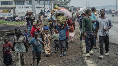 Personas desplazadas por los combates huyen hacia Goma, República Democrática del Congo, el 26 de enero del 2025. (AP foto/Moses Sawasawa)