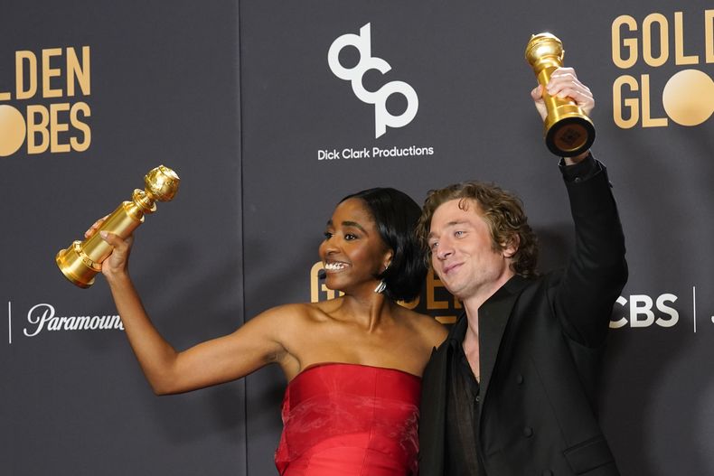 Ayo Edebiri, ganadoradel premio a la mejor actriz de una serie musical o de comedia por The Bear, y Jeremy Allen White, ganador del premio al mejor actor de una serie musical o de comedia por The Bear posan en la sala de prensa en la 81a edición de los Globos de Oro el domingo 7 de enero de 2024, en el Hotel Beverly Hilton en Beverly Hills, California. (Foto AP/Chris Pizzello)