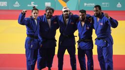 El equipo de Cuba tras ganar la competencia mixta de judo de los Juegos Panamericanos en Santiago, Chile, el martes 31 de octubre de 2023. (AP Foto/Eduardo Verdugo)