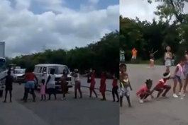 Familias cubanas con niños bloquean tráfico en Autopista en La Habana y exigen ver a Díaz-Canel