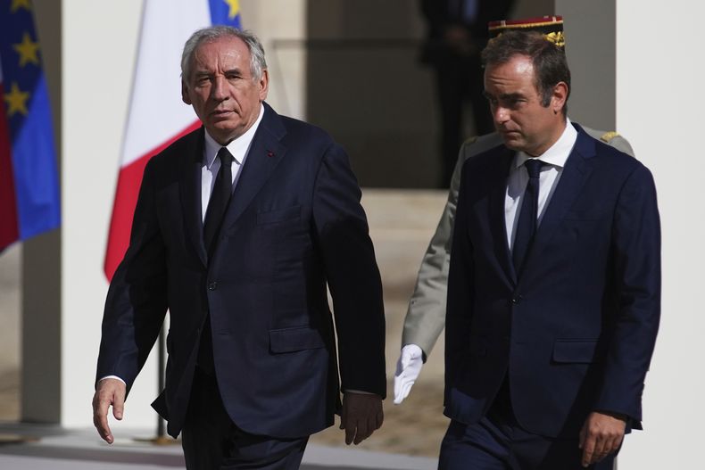 El primer ministro francés Francois Bayrou (izq) y el ministro de defensa Sebastien Lecornu en un evento en París el 5 de septiembre del 2025. (AP foto/Christophe Ena, Pool)