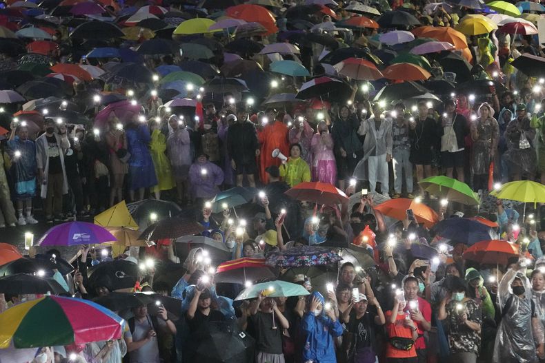 Simpatizantes del Partido Avanzar durante una protesta en Bangkok en apoyo a los resultados de las elecciones de mayo, en Tailandia, el 23 de julio de 2023. (Foto AP/Sakchai Lalit)