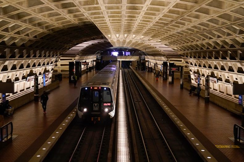 ARCHIVO - Un tren llega a la estación de Metro Center el 23 de abril de 2021, en Washington. (AP Foto/Patrick Semansky, Archivo)