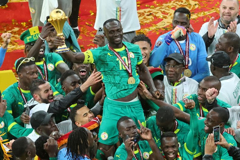 ARCHIVO - Foto del 18 de enero del 2026, Sadio Mane de Senegal sostiene el trofeo de campeón de la Copa Africana de Naciones al vencer a Marruecos en la final. (AP Foto/Youssef Loulidi, Archivo)