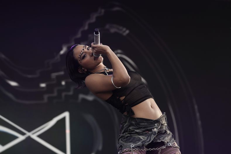 La cantante puertorriqueña RaiNao durante su concierto en el festival AXE Ceremonia en el Parque Bicentenario en la Ciudad de México el domingo 24 de marzo de 2024. (Foto AP/ Marco Ugarte)