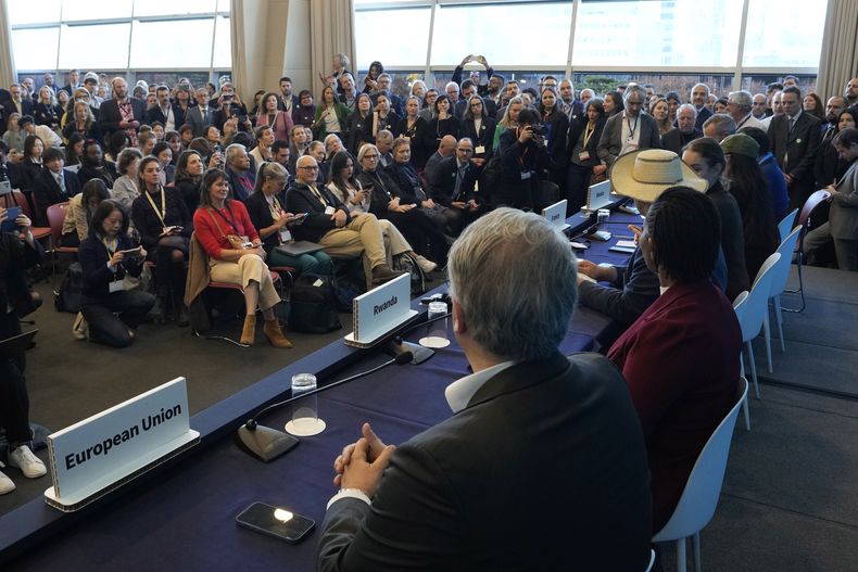 Delegados realizan una conferencia de prensa en la quinta sesión del Comité Intergubernamental de Negociación sobre Contaminación Plástica en Busan, Corea del Sur, el domingo 1 de diciembre de 2024. (AP Foto/Ahn Young-joon)