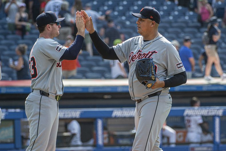 Colt Keith felicita al relevista Carlos Hernandez de los Tigres de Detroit al final del encuentro ante los Guardianes de Cleveland el domingo 6 de julio del 2025. (AP Foto/Phil Long)