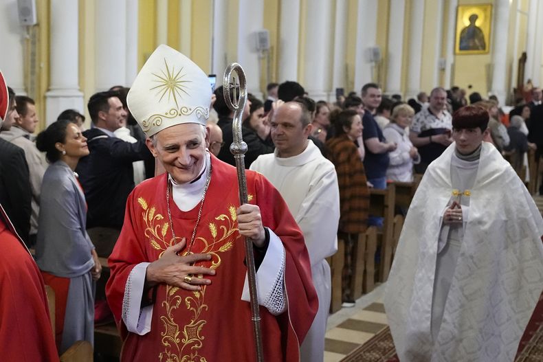 ARCHIVO - El cardenal Matteo Zuppi, presidente de la Conferencia Episcopal Italiana, saluda a los parroquianos después de oficiar misa en la Catedral de la Inmaculada Concepción en Moscú, 29 de junio de 2023. (AP Foto/Alexander Zemlianichenko, Archivo)
