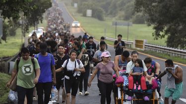 Migrantes caminan a lo largo de la carretera, en el estado de Chiapas, en el sur de México, el 22 de octubre de 2024, con la esperanza de llegar a la frontera norte del país y eventualmente ingresar a Estados Unidos. (AP Foto/Edgar H. Clemente, Archivo)