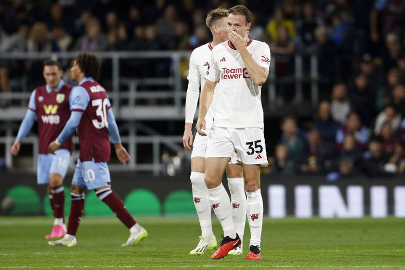 Jonny Evans, del Manchester United, se lamenta tras un gol invalidado por fuera de juego en el partido ante el Burnley, el sábado 23 de septiembre de 2023 (Richard Sellers/PA via AP)