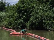 panama: maquina flotante recoge desechos en contaminado rio