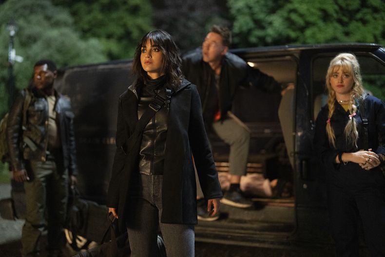 En esta imagen proporcionada por Universal Pictures, William Catlett, Melissa Barrera, Kevin Durand y Kathryn Newton en una escena de Abigail. (Bernard Walsh/Universal Pictures via AP)