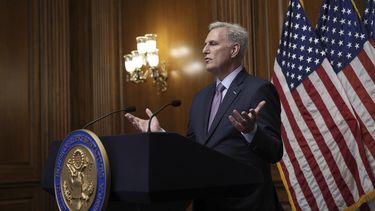 El representante republicano Kevin McCarthy habla con la prensa horas después de haber sido destituido como presidente de la Cámara de Representantes, el martes 3 de octubre de 2023, en Washington. (AP Foto/J. Scott Applewhite)